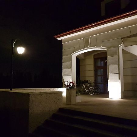 Hotel Trzy Roze Zemborzyce Dolne Exterior foto