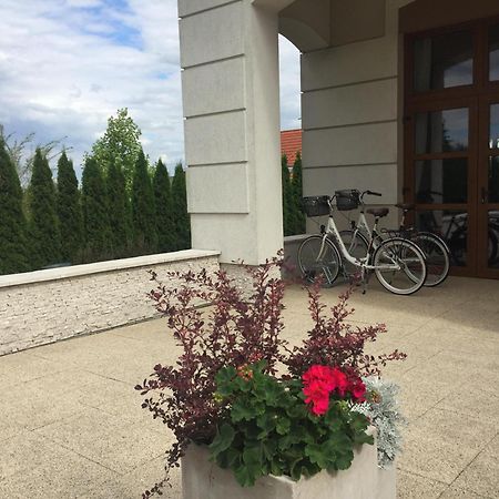 Hotel Trzy Roze Zemborzyce Dolne Exterior foto