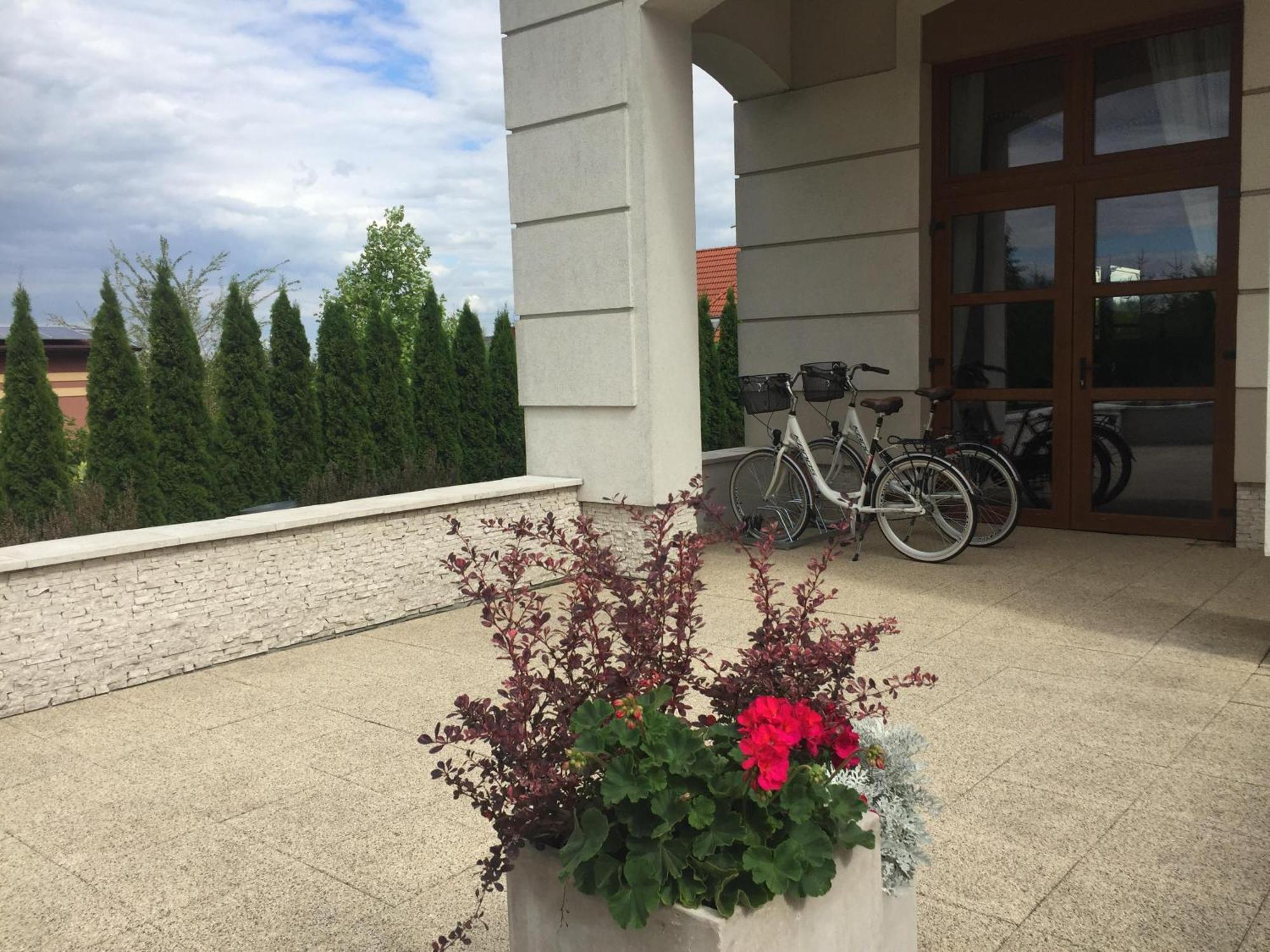 Hotel Trzy Roze Zemborzyce Dolne Exterior foto