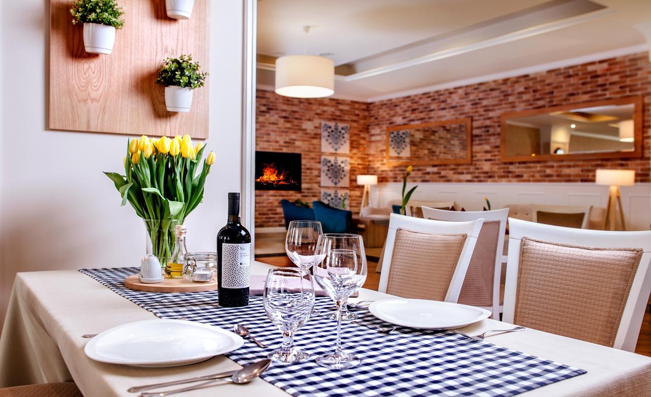 Hotel Trzy Roze Zemborzyce Dolne Exterior foto