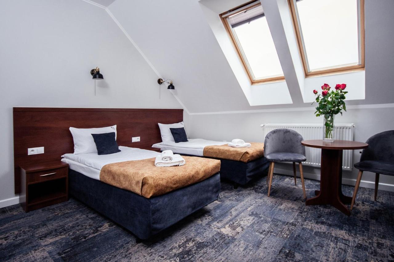 Hotel Trzy Roze Zemborzyce Dolne Exterior foto