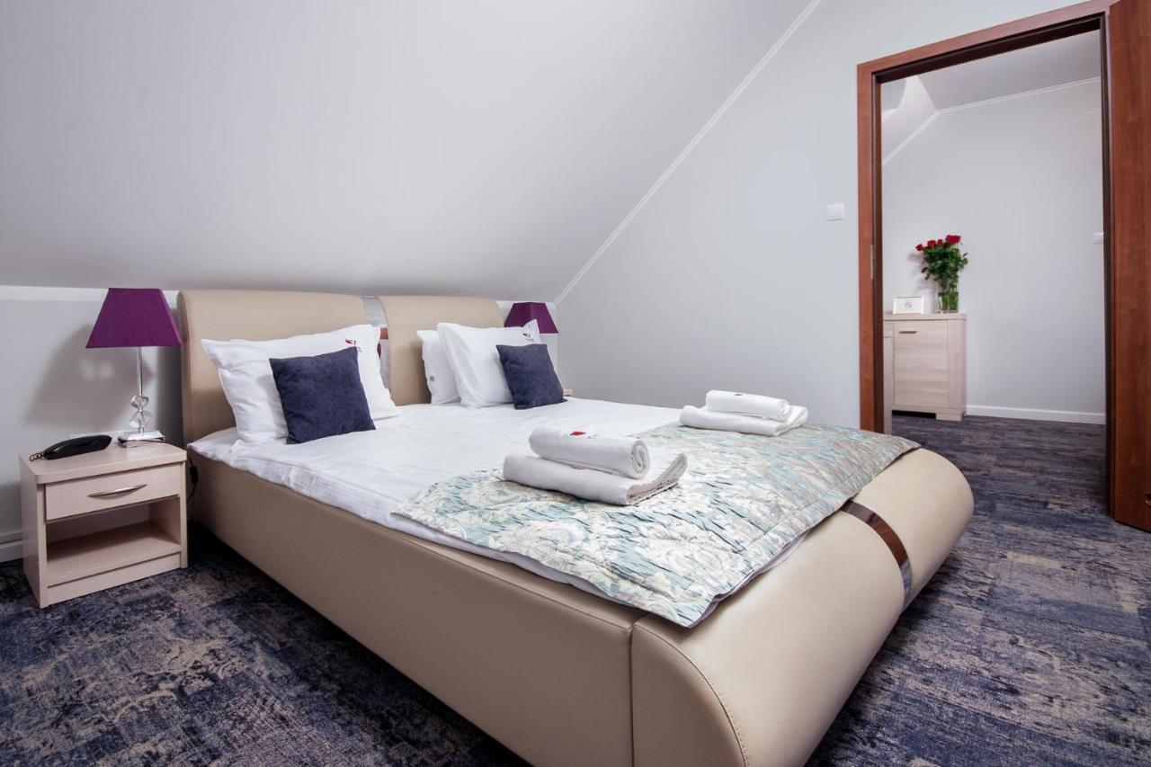 Hotel Trzy Roze Zemborzyce Dolne Exterior foto