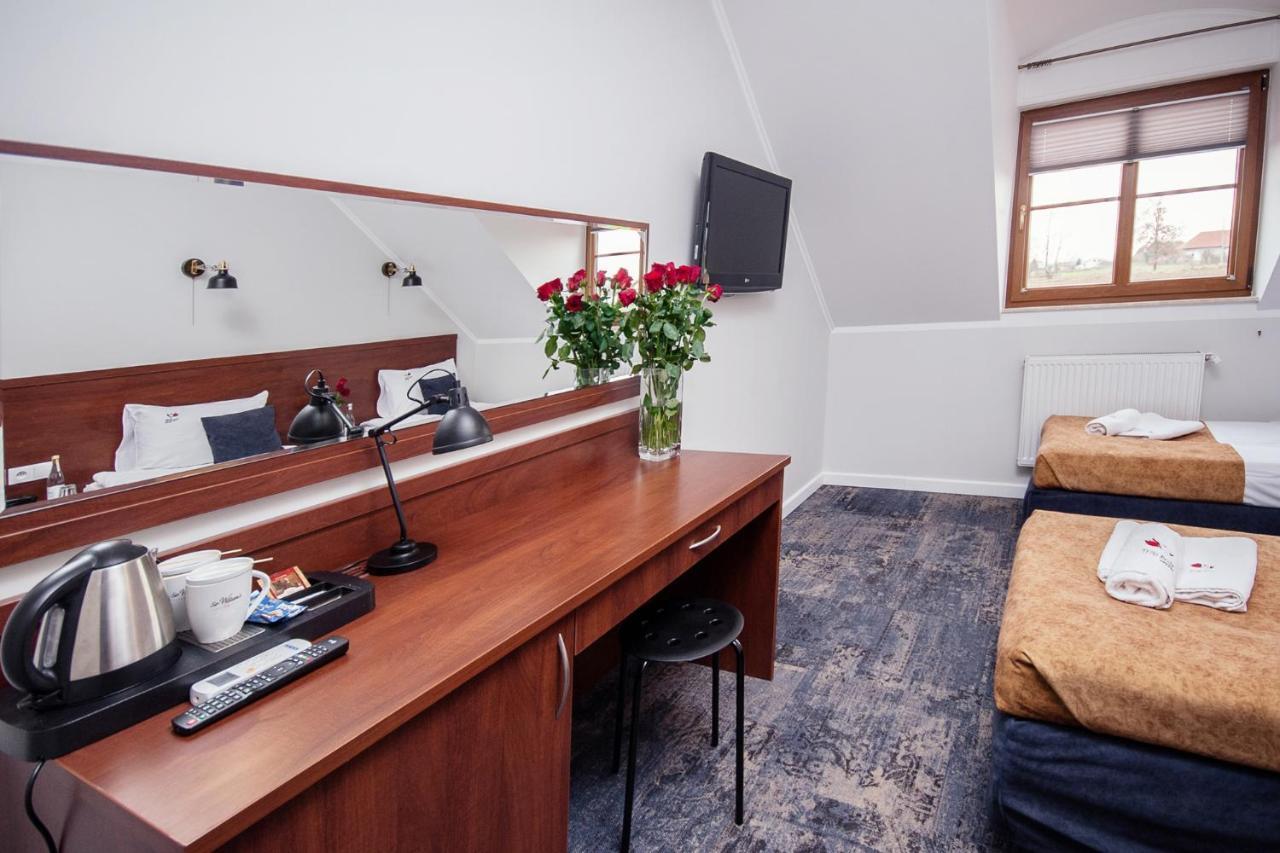 Hotel Trzy Roze Zemborzyce Dolne Exterior foto