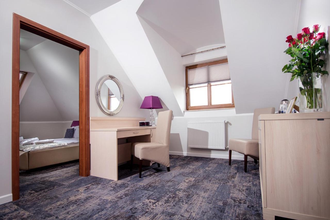 Hotel Trzy Roze Zemborzyce Dolne Exterior foto