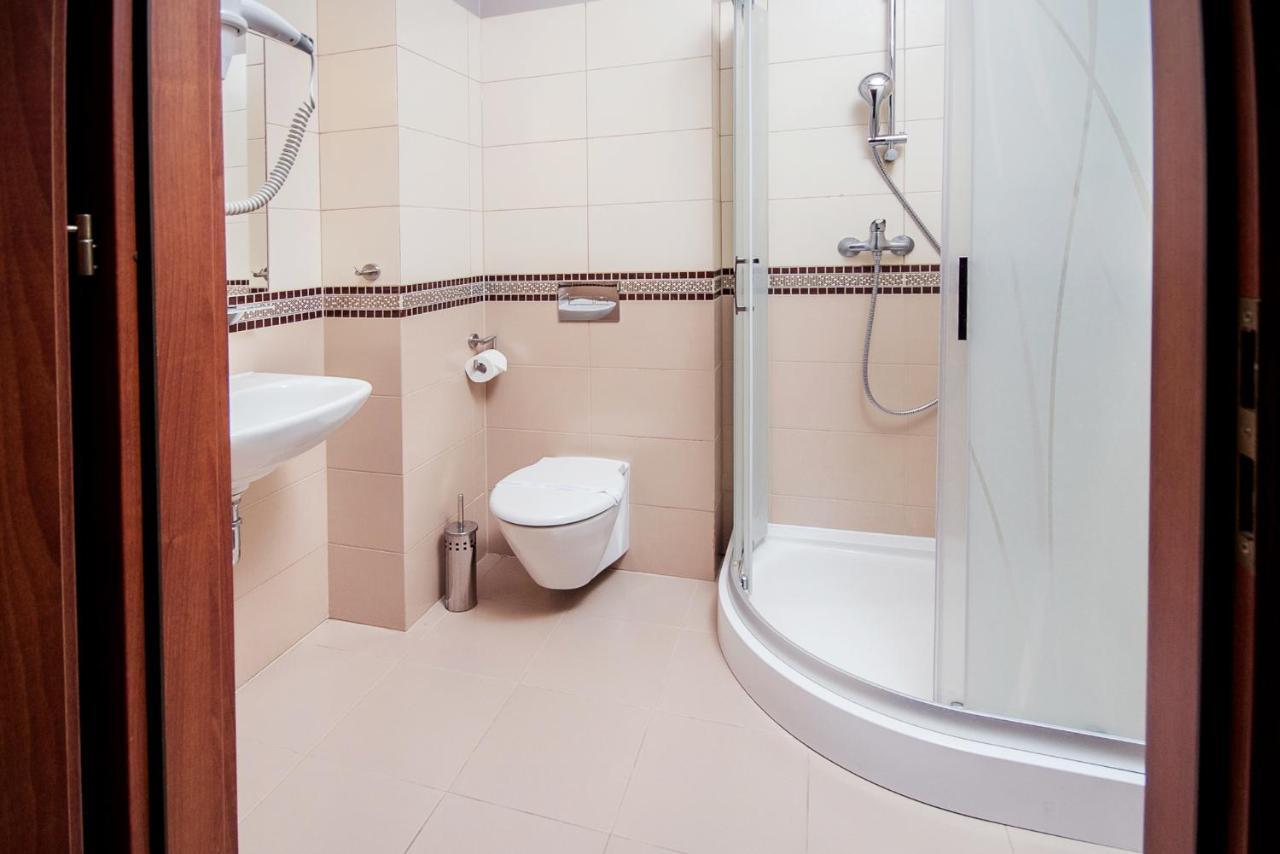 Hotel Trzy Roze Zemborzyce Dolne Exterior foto